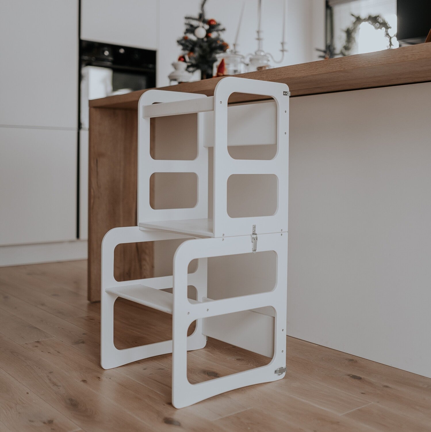 Montessori houten Learning Tower 2in1 in wit, verstelbaar als opstapje en stoel.