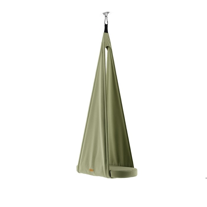 Groene hangmat met slanke drapering, eenvoudige bevestiging bovenaan.
