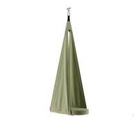 Groene hangmat met slanke drapering, eenvoudige bevestiging bovenaan.