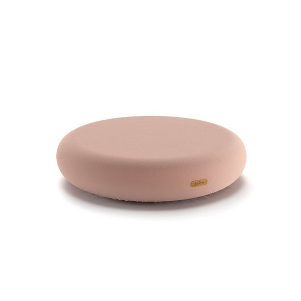 Roze, ronde kussen op witte achtergrond, minimalistisch ontwerp.