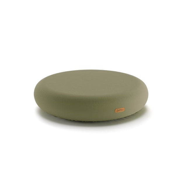 Groene ronde poef op witte achtergrond, minimalistisch design.