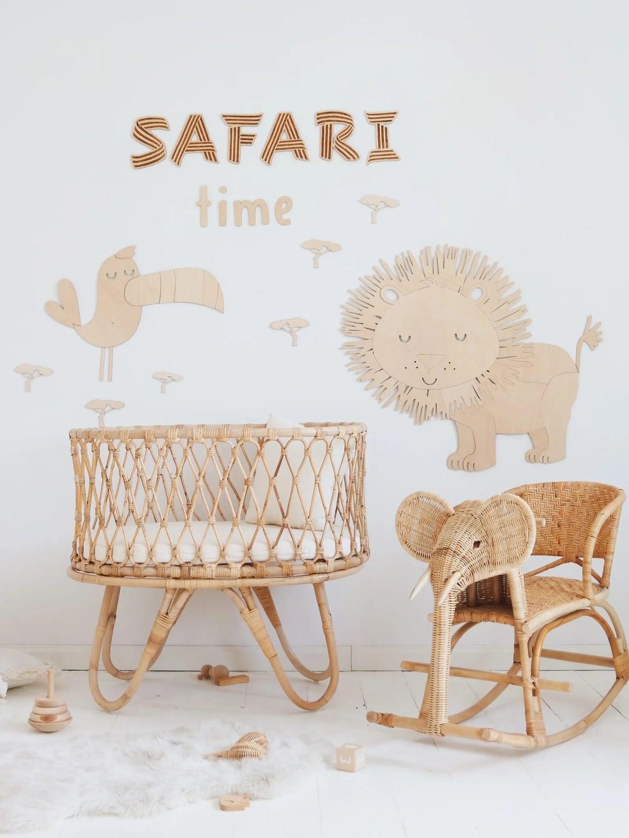 Cut It Now Houten Wanddecoratie Jungle Leeuw in lichte kinderkamer met houten meubels