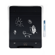 Zwart tekenbord met krijttekeningen en bijgeleverde krijtstift