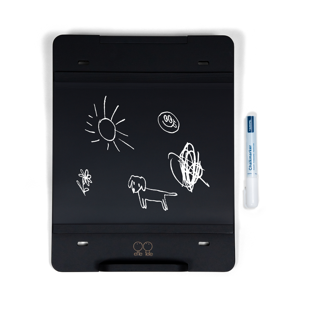 Zwart tekenbord met krijttekeningen en bijgeleverde krijtstift