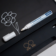 Detail van het tekenbord met een bloemtekening en witte krijtstift