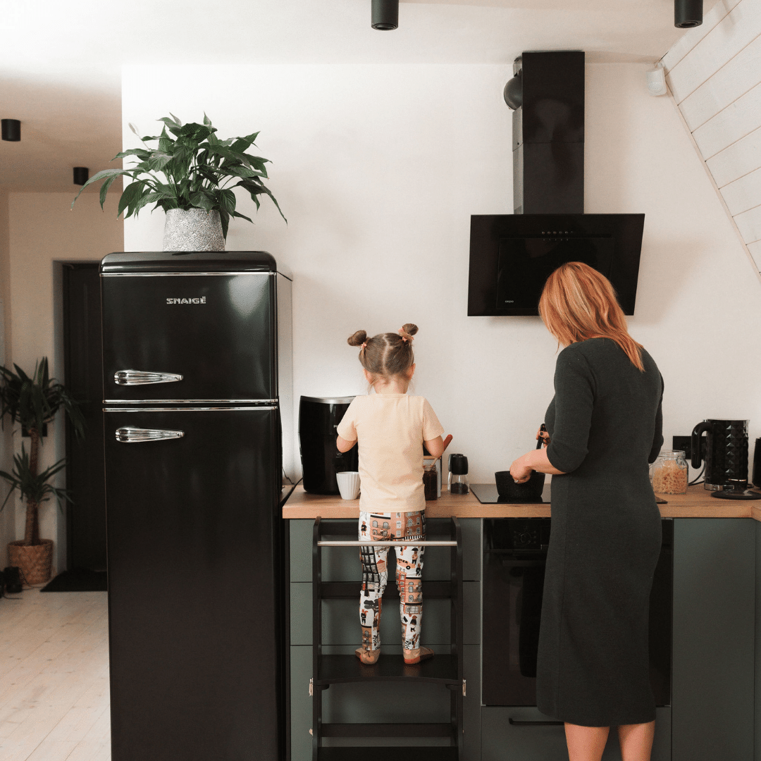 Houten Learning Tower 2in1 - zwart met kind en volwassene in moderne keuken