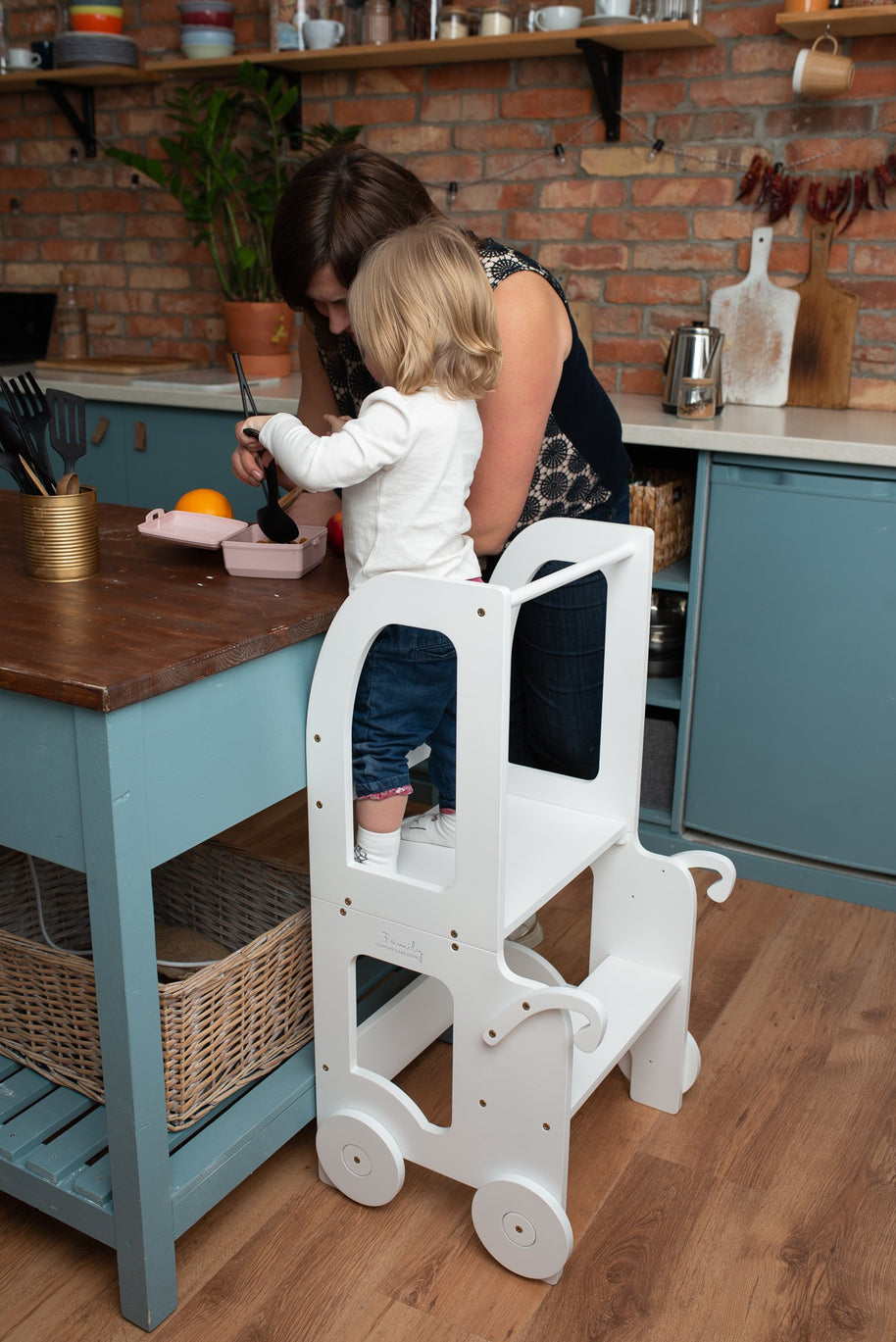 Kind helpt in de keuken met Family-scl Houten Learning Tower - Wit multitooltoren