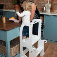 Kind helpt in de keuken met Family-scl Houten Learning Tower - Wit multitooltoren