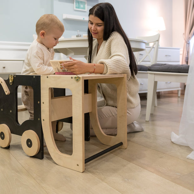 Houten Learning Tower - Zwart & Natural met kind en moeder in moderne keuken omgeving