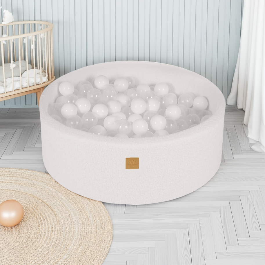 MeowBaby Ballenbak Boucle Wit met transparante en witte ballen in een lichte kamer
