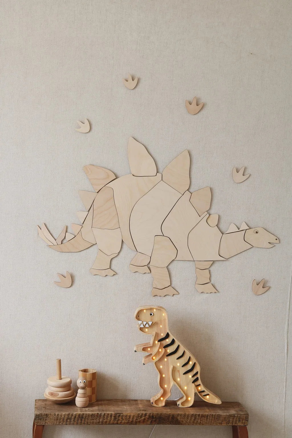 Cut It Now Houten Wanddecoratie Dinosaur Stegosaurus van licht hout in kinderkamer