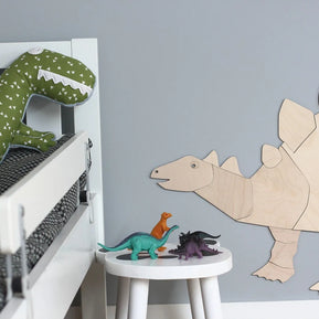Cut It Now Houten Wanddecoratie Dinosaur Stegosaurus aan grijze muur in kinderkamer