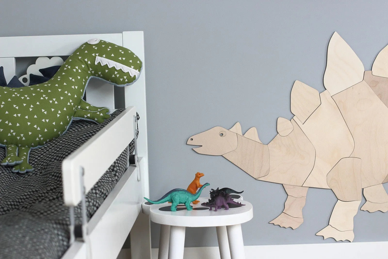 Cut It Now Houten Wanddecoratie Dinosaur Stegosaurus aan grijze muur in kinderkamer