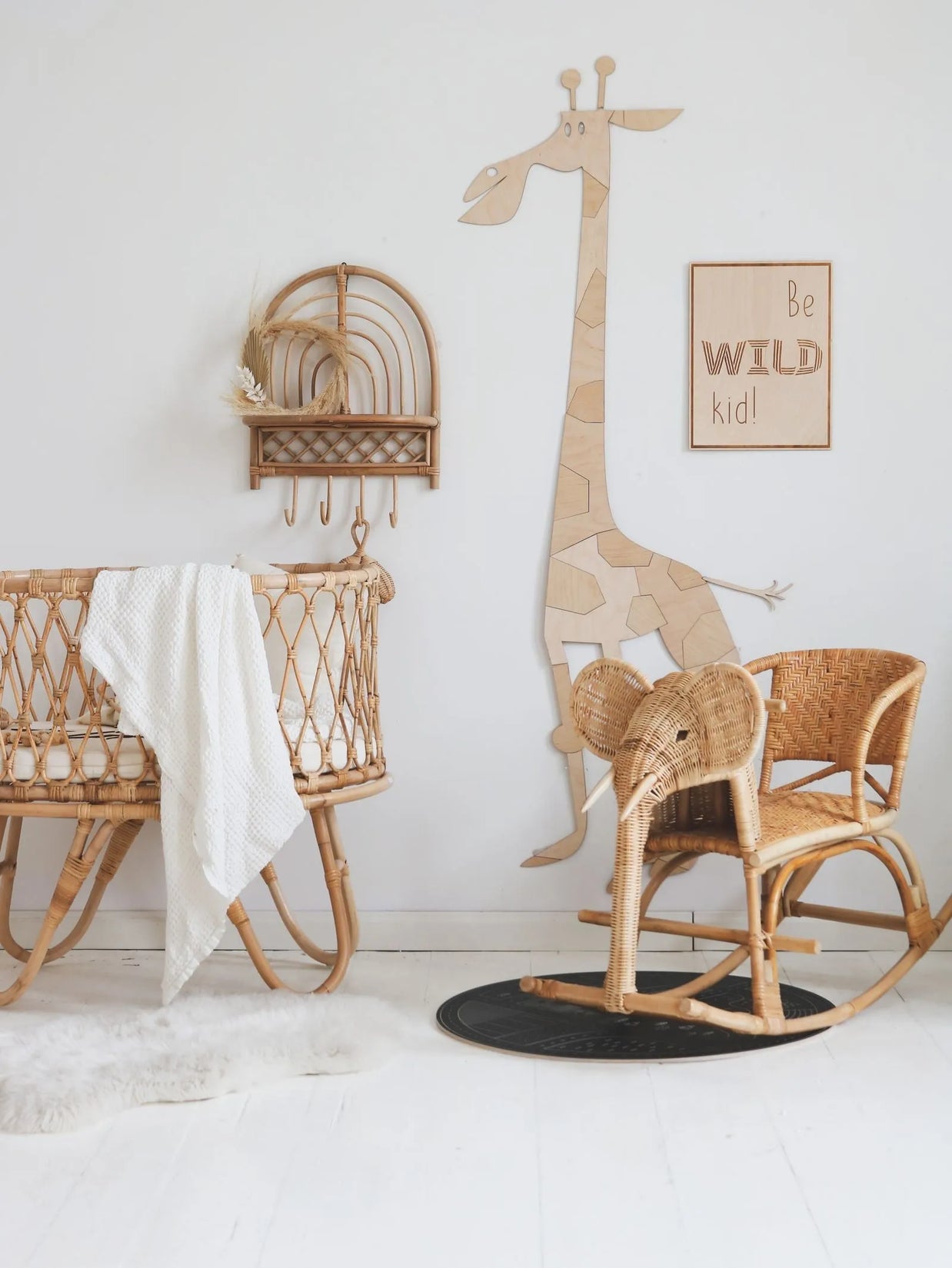 Cut It Now Houten Wanddecoratie Safari Giraffe aan muur in kinderkamer met rotan meubels