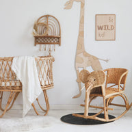 Cut It Now Houten Wanddecoratie Safari Giraffe aan muur in kinderkamer met rotan meubels