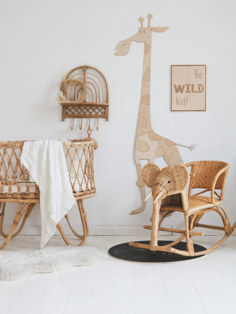 Cut It Now Houten Wanddecoratie Safari Giraffe aan muur in kinderkamer met rotan meubels