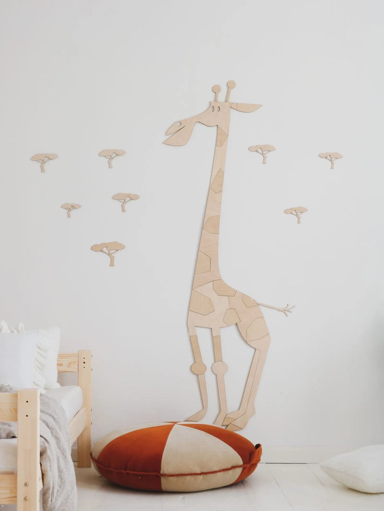 Cut It Now Houten Wanddecoratie Safari Giraffe aan muur in kinderkamer met acaciabomen