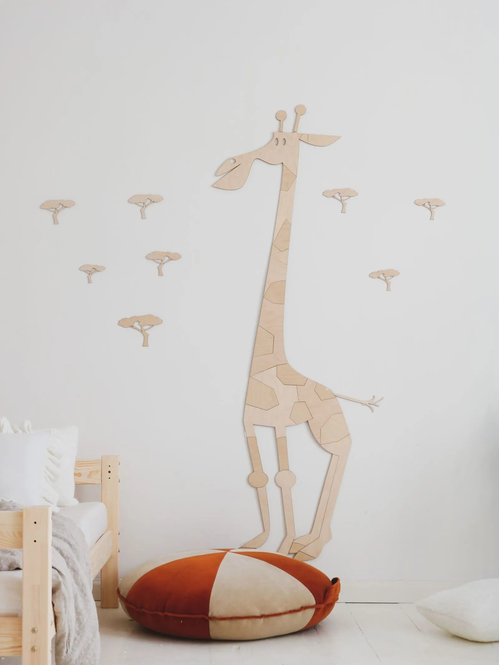 Cut It Now Houten Wanddecoratie Safari Giraffe aan muur in kinderkamer met acaciabomen
