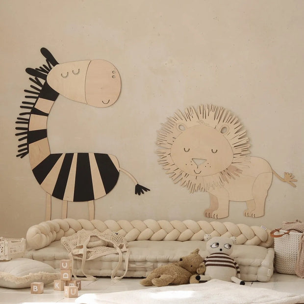 Cut It Now Houten Wanddecoratie Safari Zebra in een warme, kindvriendelijke kamer sfeer.
