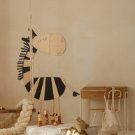 Cut It Now Houten Wanddecoratie Safari Zebra in een warme kinderkamer met speelse stijl
