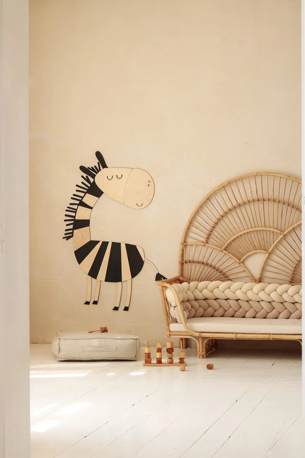 Cut It Now Houten Wanddecoratie Safari Zebra aan muur in lichte kinderkamer sfeer
