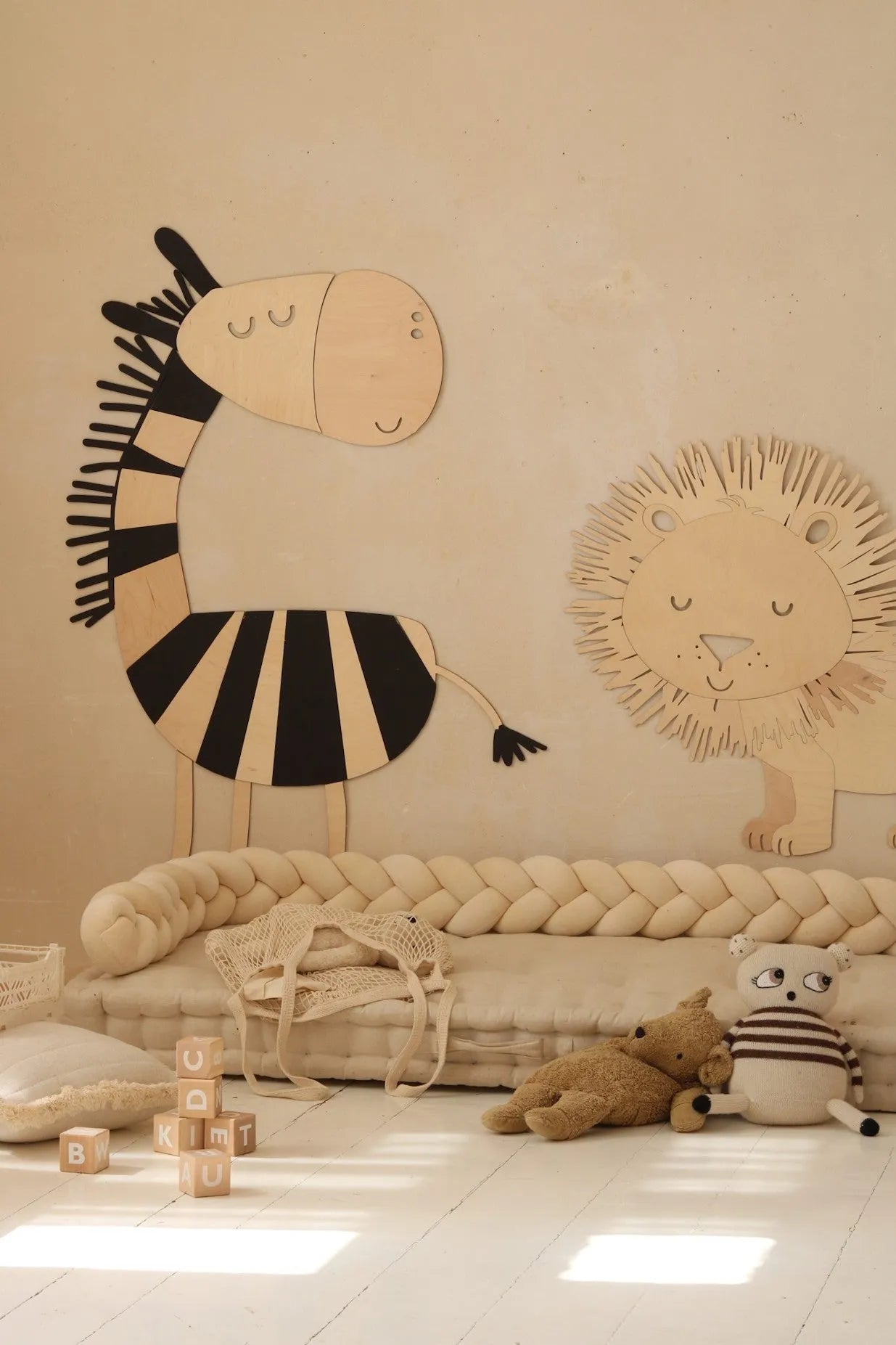 Cut It Now Houten Wanddecoratie Safari Zebra in kinderkamer met zachte kleurtonen