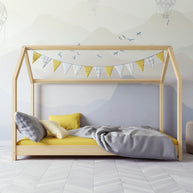 Kocot Kids Junior Bed Huisje Bella natural grenenhout kinderbed met vlaggenlijn