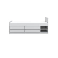 Wit bed met opberglades en planken.