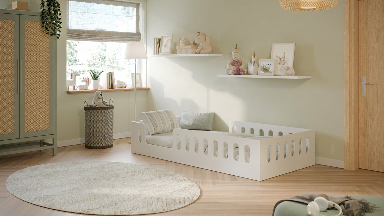 Witte Kocot Kids Junior Bed Timon in kinderkamer met zachte inrichting en natuurlijk licht