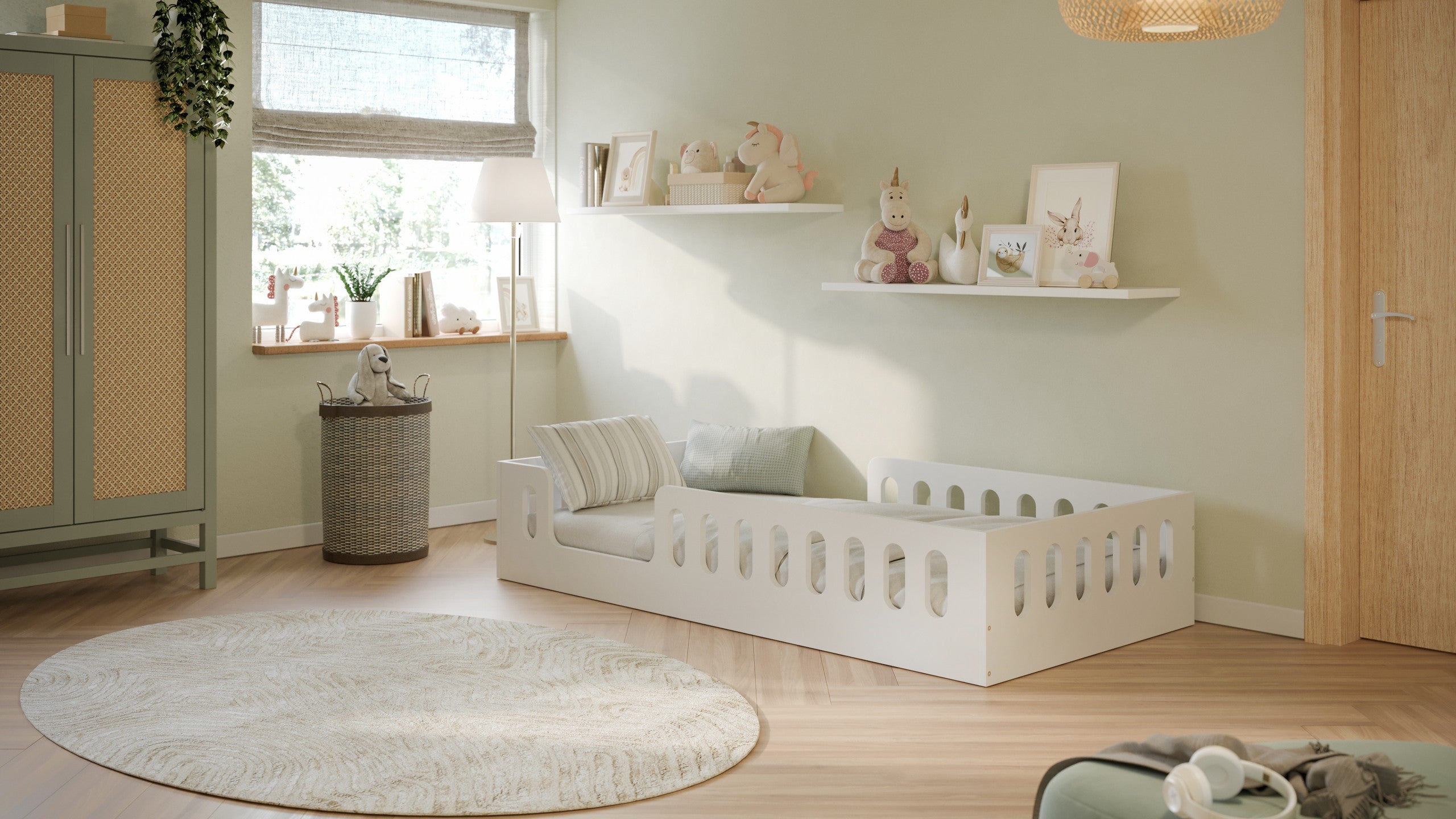 Witte Kocot Kids Junior Bed Timon in kinderkamer met zachte inrichting en natuurlijk licht