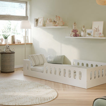 Witte Kocot Kids Junior Bed Timon in kinderkamer met zachte inrichting en natuurlijk licht