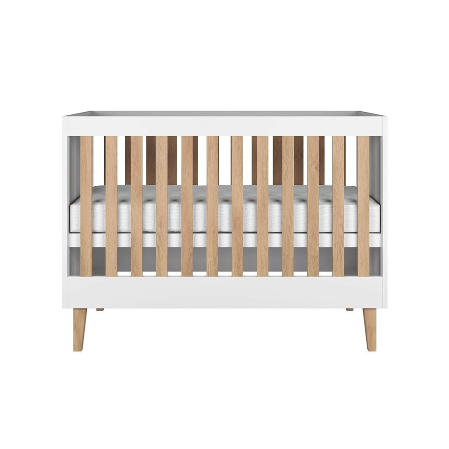 Kocot Kids Ledikant Kubi wit met houten spijlen en Scandinavisch design voor kinderkamer