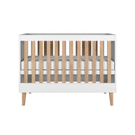 Kocot Kids Ledikant Kubi wit met houten spijlen en Scandinavisch design voor kinderkamer