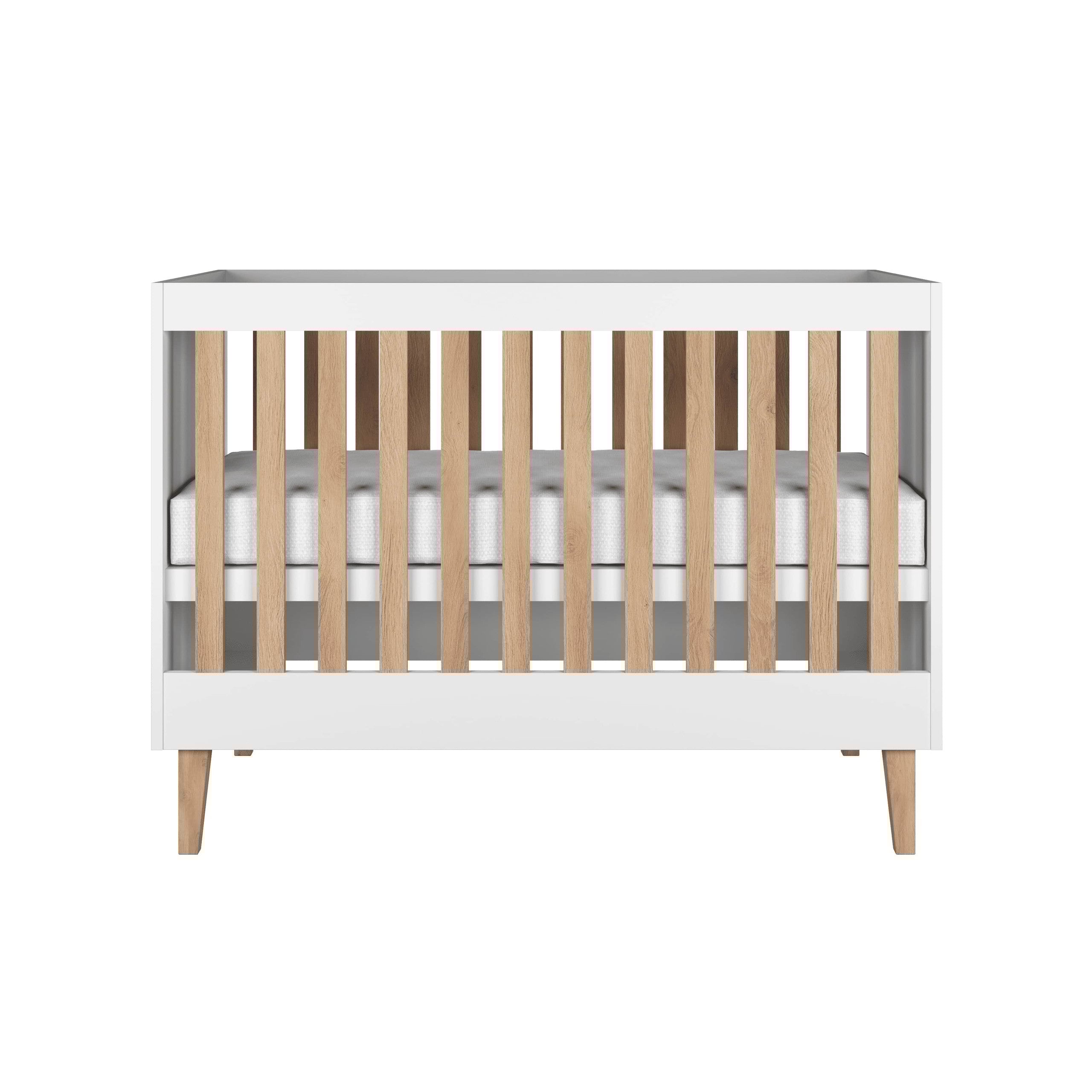 Kocot Kids Ledikant Kubi wit met houten spijlen en Scandinavisch design voor kinderkamer