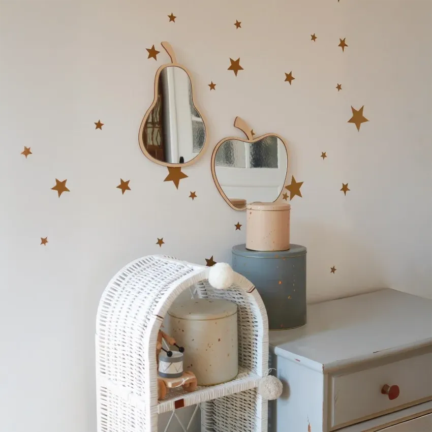 Cut It Now Magische Spiegel - Appel in kinderkamer met sterstickers aan de muur