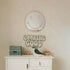 Cut It Now Magische Spiegel Smily in kinderkamer met houten speelgoed op kastje