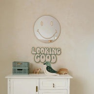 Cut It Now Magische Spiegel Smily in kinderkamer met houten speelgoed op kastje