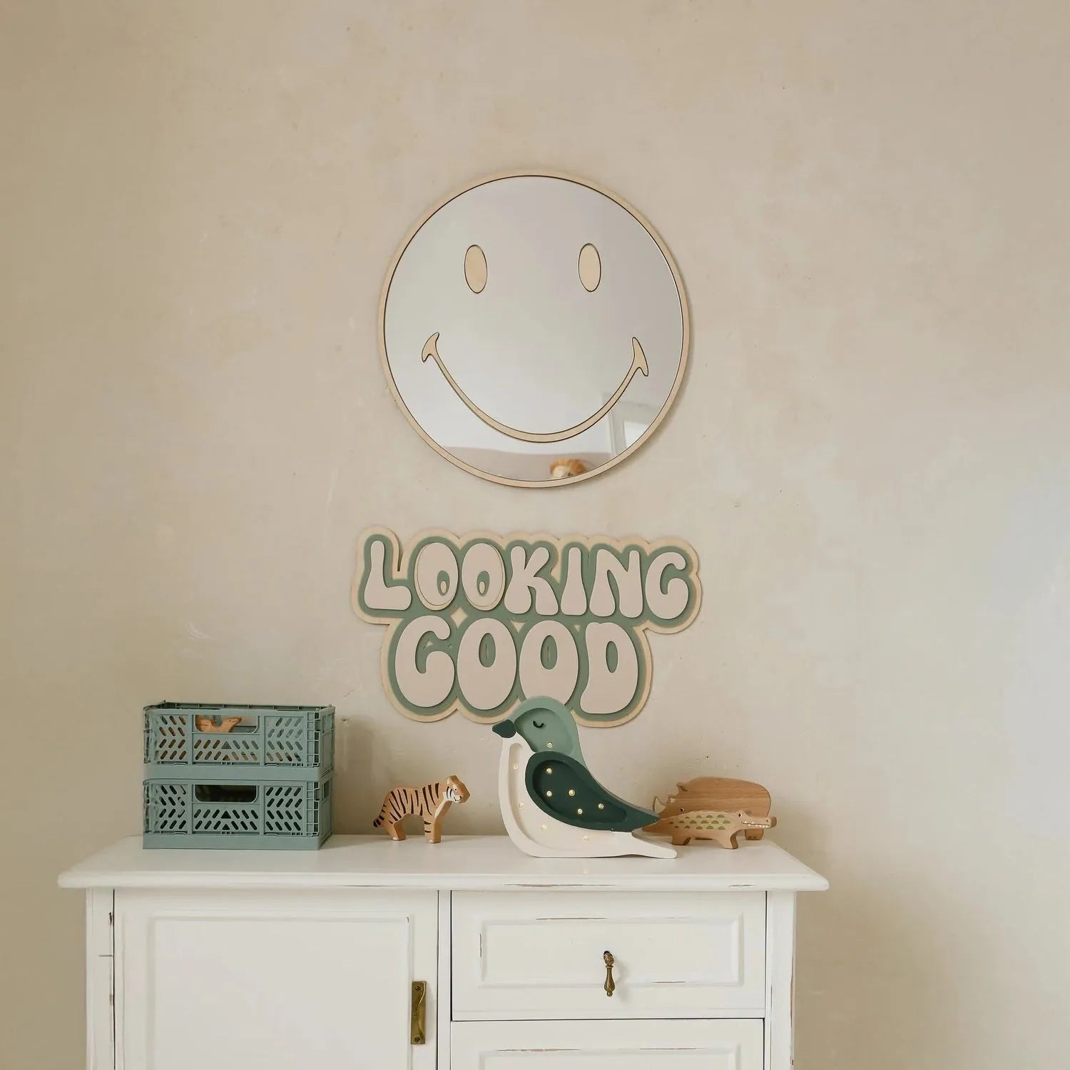 Cut It Now Magische Spiegel Smily in kinderkamer met houten speelgoed op kastje