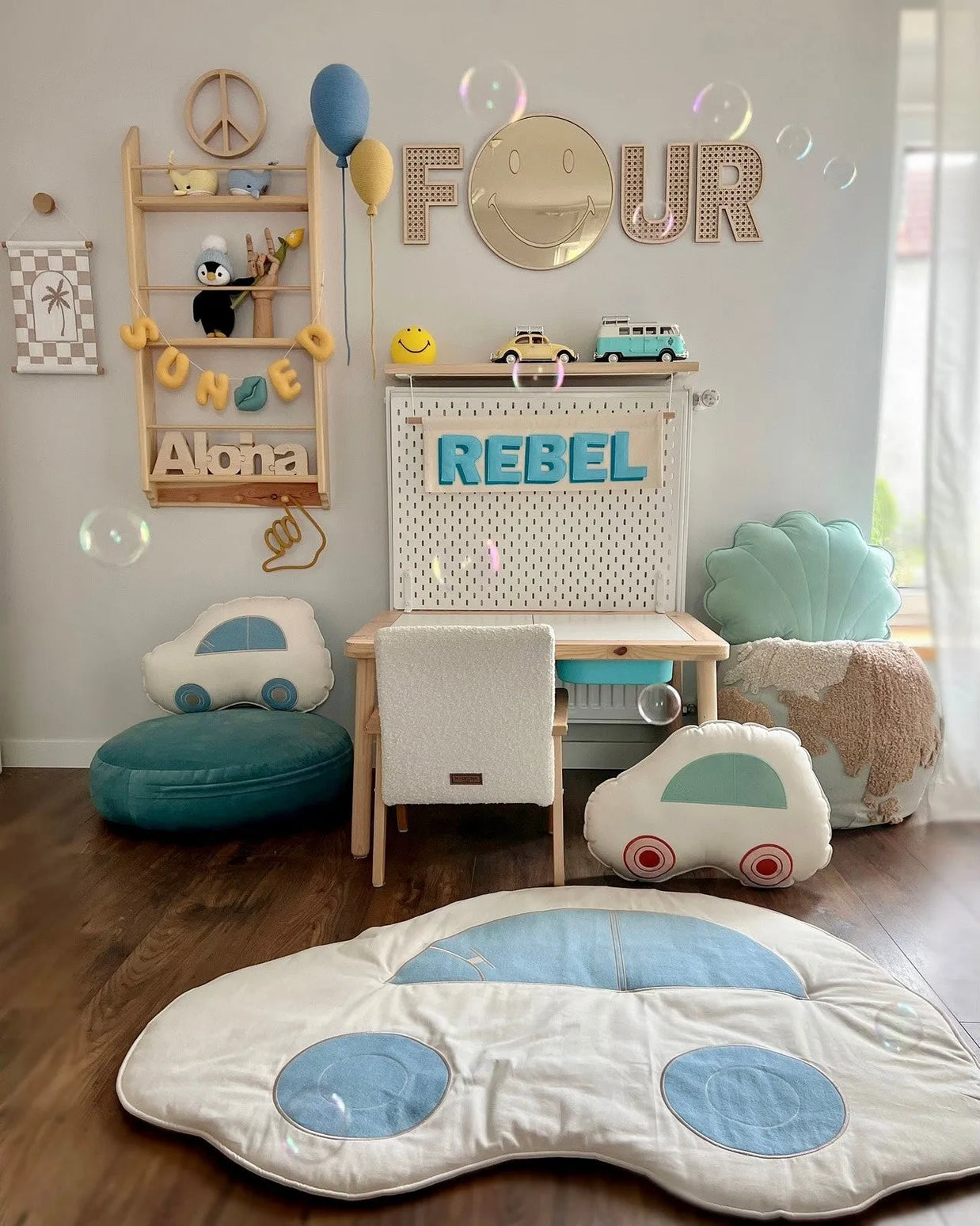 Kindvriendelijke kinderkamer met Cut It Now Magische Spiegel Kinderkamer Smily aan de muur.
