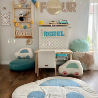 Kindvriendelijke kinderkamer met Cut It Now Magische Spiegel Kinderkamer Smily aan de muur.
