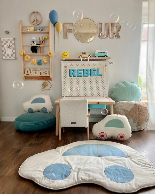Kindvriendelijke kinderkamer met Cut It Now Magische Spiegel Kinderkamer Smily aan de muur.