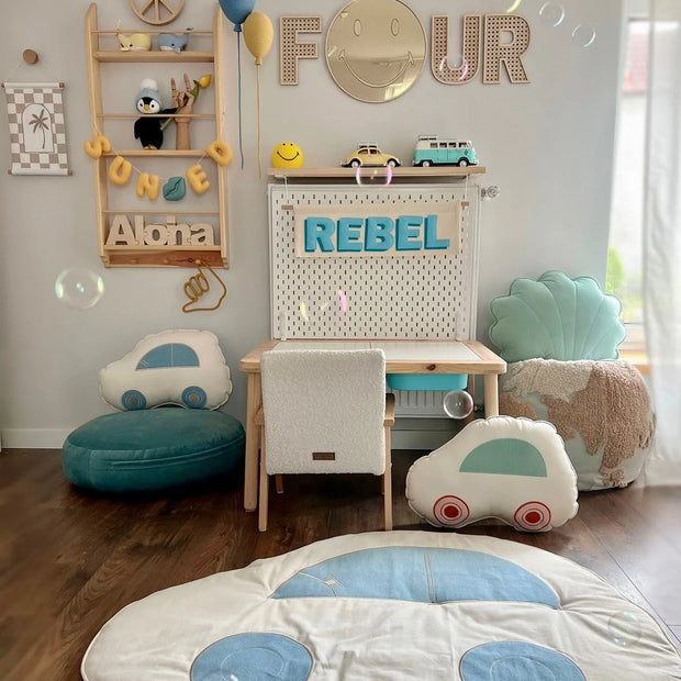 Kindvriendelijke kinderkamer met Cut It Now Magische Spiegel Kinderkamer Smily aan de muur.