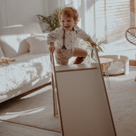 Kind speelt vrolijk op MeowBaby Houten Indoor Glijbaan in lichte kinderkamer