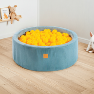MeowBaby Ballenbak Blauw Rib gevuld met gele ballen in een lichte speelkamer