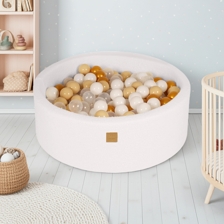 MeowBaby Ballenbak Boucle Wit met gouden, beige, witte en transparante ballen in kinderkamer