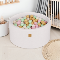 MeowBaby Ballenbak Boucle Wit met pastelroze, mint, wit en beige ballen in kinderkamer