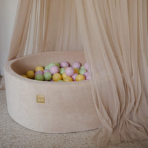 Ballenbak Ecru - Spring (incl 200 ballen) met zachte stof en pastelgekleurde ballen in lichte kamer