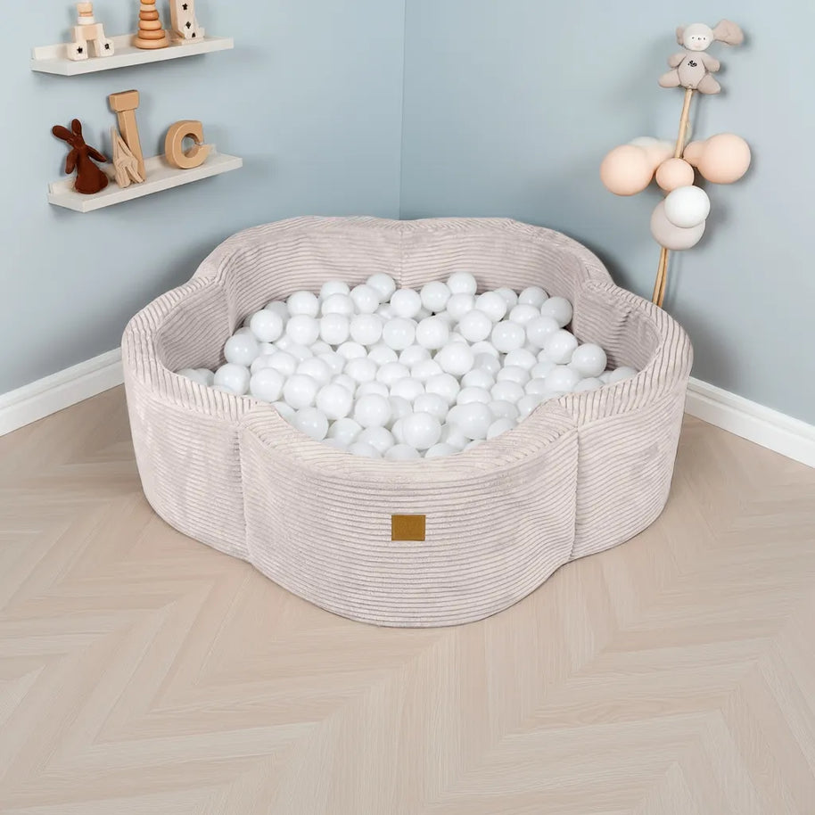 MeowBaby Ballenbak Rib Bloem - Ecru gevuld met witte ballen in een moderne kinderspeelkamer