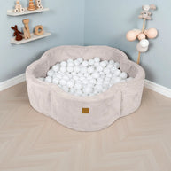 MeowBaby Ballenbak Rib Bloem - Ecru gevuld met witte ballen in een moderne kinderspeelkamer