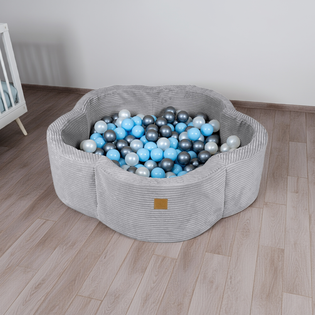 Grijze MeowBaby Ballenbak Rib Bloem gevuld met blauwe en zilveren ballen in kinderkamer